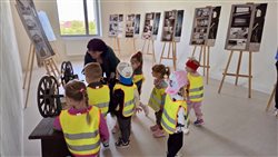 Návšteva seniorov a detí z jaslí v kultúrnom centre